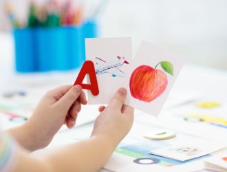 Bật Mí 7 Trò Chơi Tiếng Anh Với Flashcard Hữu Ích Nhất Cho Con