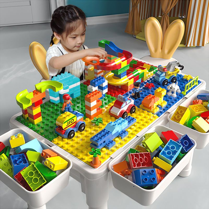 Cho bé chơi Lego và xếp hình để kích thích phát triển trí thông minh