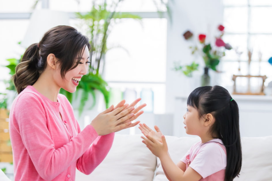 Thay vì phê bình con, bố mẹ nên khuyến khích con không ngại lỗi sai, mạnh dạn nói tiếng Anh