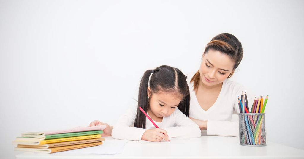 Bố mẹ hướng dẫn bé làm bài tập chọn từ đúng để hoàn thành câu nhé!