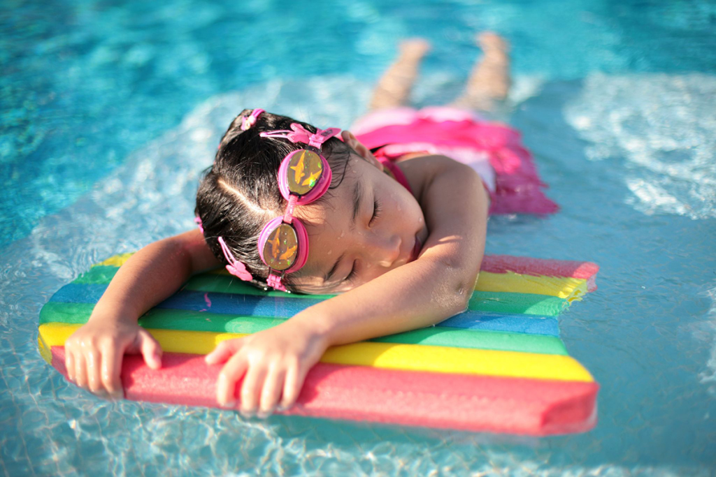 Bơi lội là kỹ năng quan trọng mà bố mẹ có thể tận dụng thời gian hè cho bé học