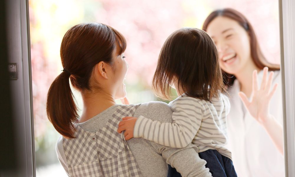 bé học giao tiếp tiếng Anh qua chủ đề chào hỏi